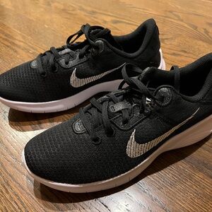 Nike women’s flex experience tennis shoes size 8.5
Black/white-dark smoke grey